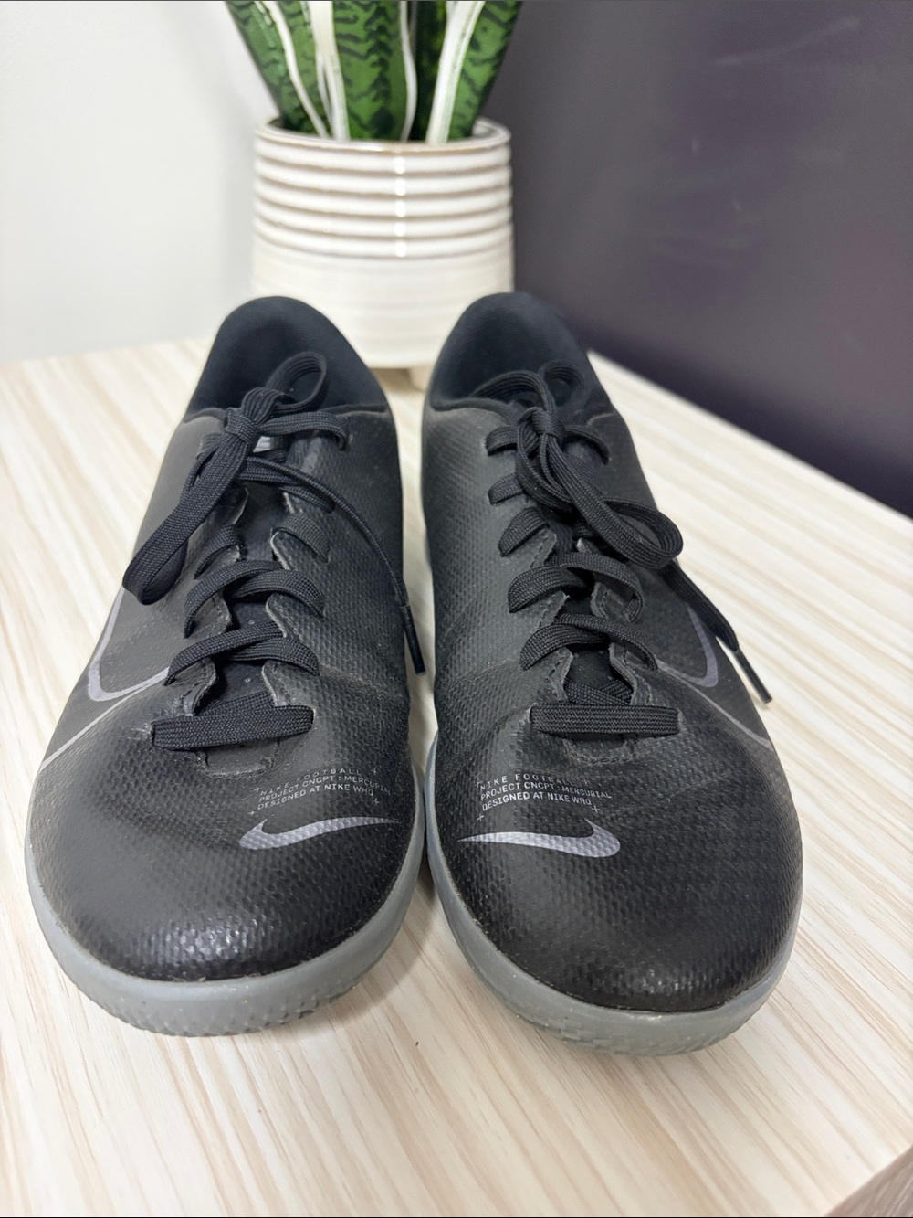 Nike YOUTH Black Low-Profile Training INDOOR SOCCER CLEATS!! EUC 🖤